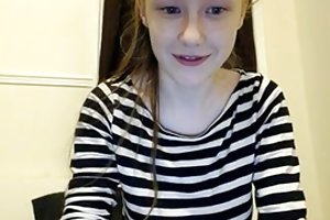 Rohkea sankari-rakastaja miellyttää kaksi naista
