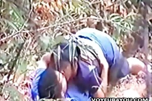 Milf viettelee busty lesbo seksi pillu-kuriiri