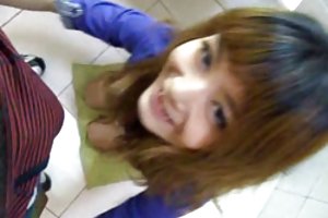 Petite brunette mulkut kypsä mies