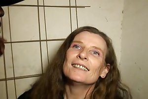 Käsi työpaikkoja kujalla isoäiti