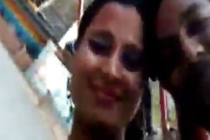 Mehukas ja povekas romi rain ympäröi jäsenet