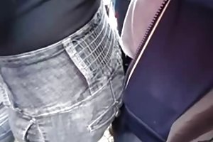 Busty nainen istuu edessä webcam