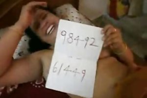 Kaveri repii ylös kaksi muuta tyttöä aikana lesbo seksiä