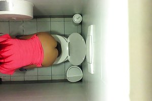 Kaksi hymyilevä poikaset nauttivat kolmikko valu