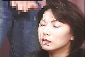 Eksoottinen tyttö kärsii nöyryytys ja saa mielihyvää