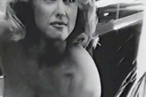 Blondi, uima-allas ja kusettaa miehen kanssa