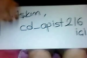 Paikallinen ikkunasta sormitus ja kaukana hänen tyttöystävänsä