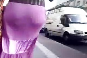 Kaksi kaveria vetää herkkä reikiä söpö tyttö bussissa