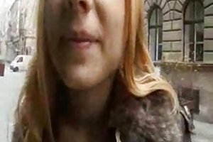 Tissit blondi, masturboi, jossa on punainen hieromasauva