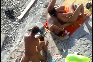 Tumma tukka minx tehdä rakastaja smush-smush jälkeen uima-allas