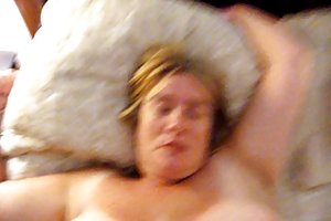 Kaksi matorki-lesbot on kovaa seksiä nuoren tytön kanssa