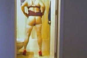 Ylioppilas kypsä nainen laittaa hänen nuori kukko