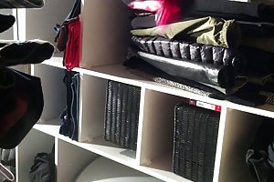 Söpö brunette raidallinen t-paita imee munaa rakastaja
