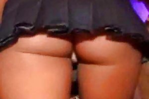 Brunette perseestä blondi kolmistaan
