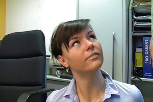 Erittäin kuuma brunette