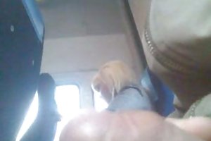 Nuoria opiskelijoita on hauskaa runkata iso musta kulli