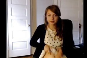Söpö blondi takoi, jonka hieroja sohvalla